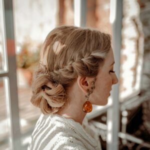 Elegante Frisuren für Hochzeiten & Events 2025