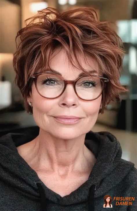 Elegante Frisuren für Frauen ab 70 mit Brille 2026
