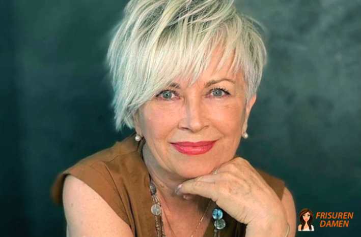 Peppige Frisuren für Frauen ab 50 mit eleganter Wirkung