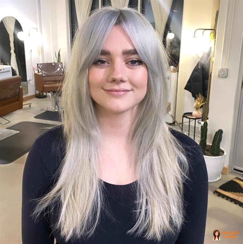 Aschblonde Curtain Bangs mit sanften Akzenten für einen modernen Frauen-Look