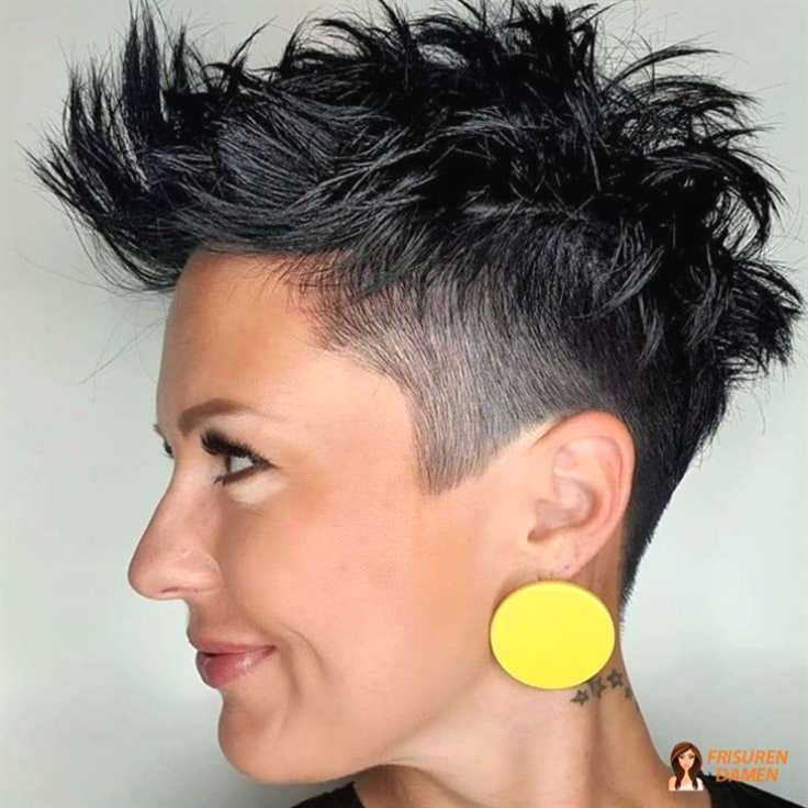 Schwarzer Pixie-Schnitt mit markanter Ausstrahlung