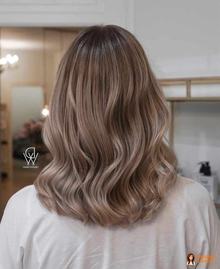 Balayage mit sanften Wellen für dunkelblonde Haare