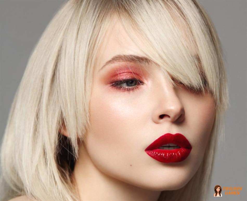 Blonder Bob mit Seitenscheitel – weicher Look