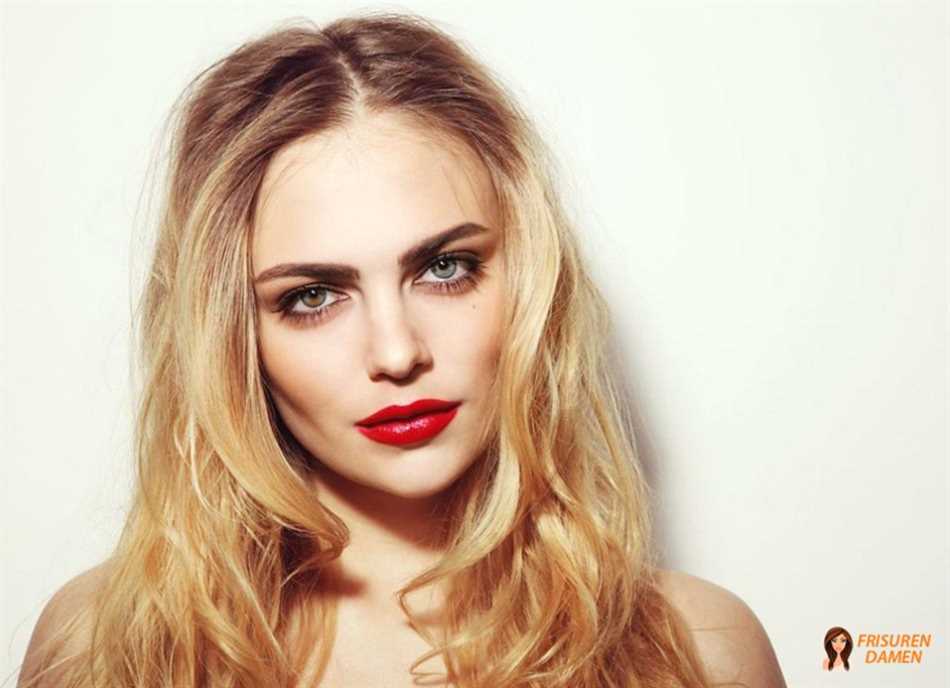 Blondes Haar mit goldenen Highlights