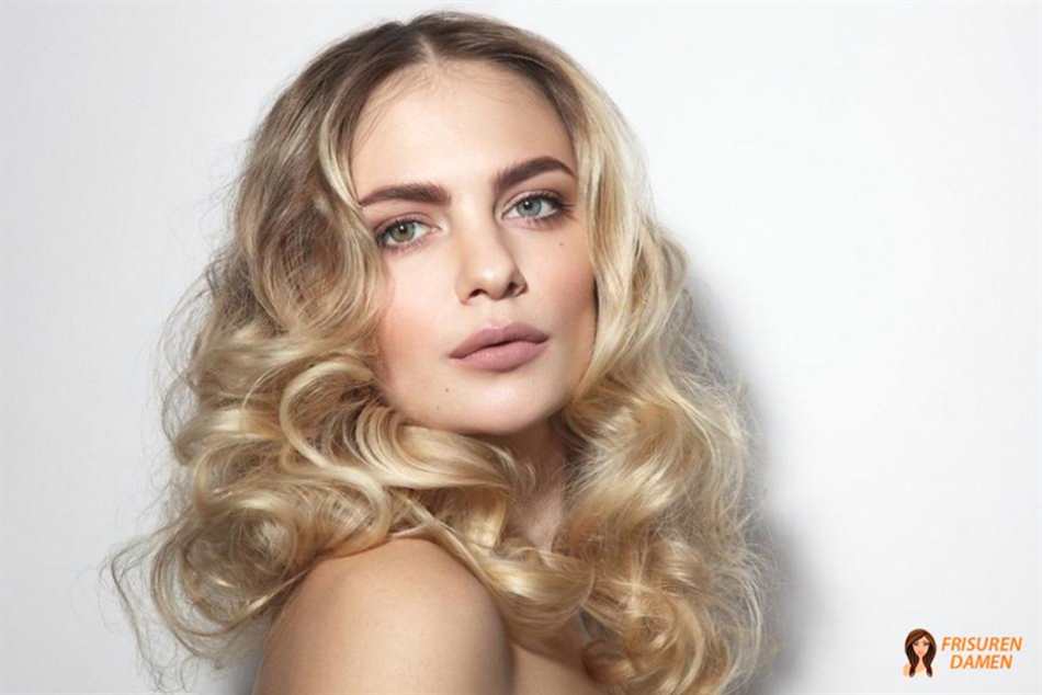Blondes Haar mit honigblonden Highlights