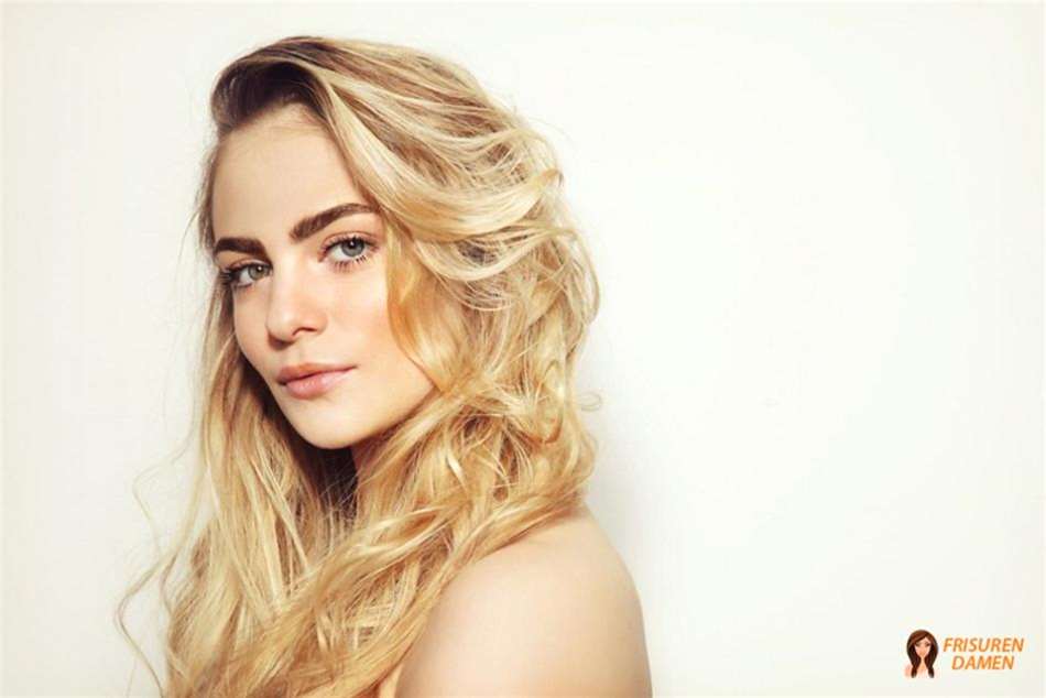 Blondes Haar mit karamellblonden Highlights