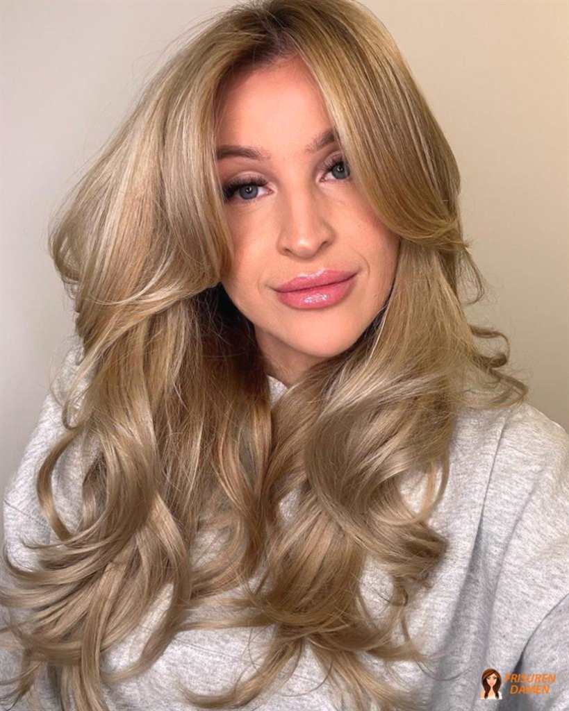 Blondes Highlight mit Curtain Bangs für Frauen, heller Rahmen und moderne Ausstrahlung