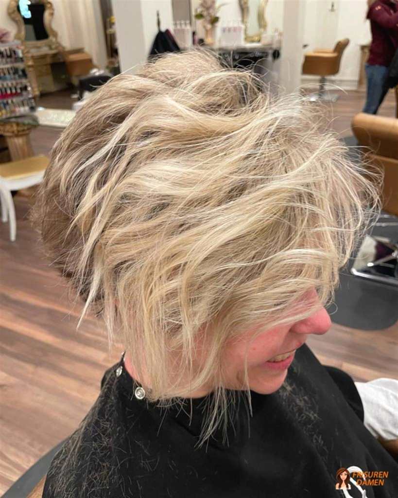 Blonder Kurzhaarschnitt mit extra Volumen und Leichtigkeit