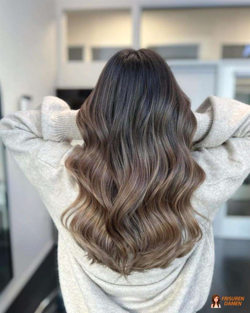 Braune Haare mit blonden Strähnen natürlich gestylt