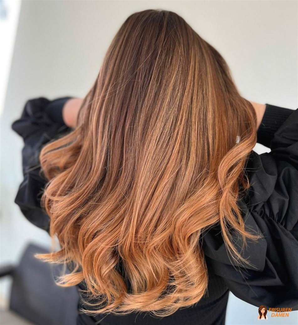 Braunes Haar mit roten Highlights
