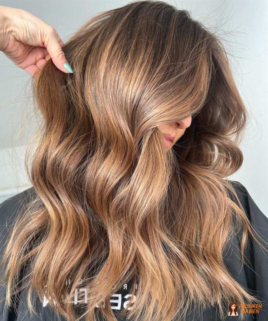 Braunes Haar mit warmen Caramel-Nuancen und sanfter Tiefe