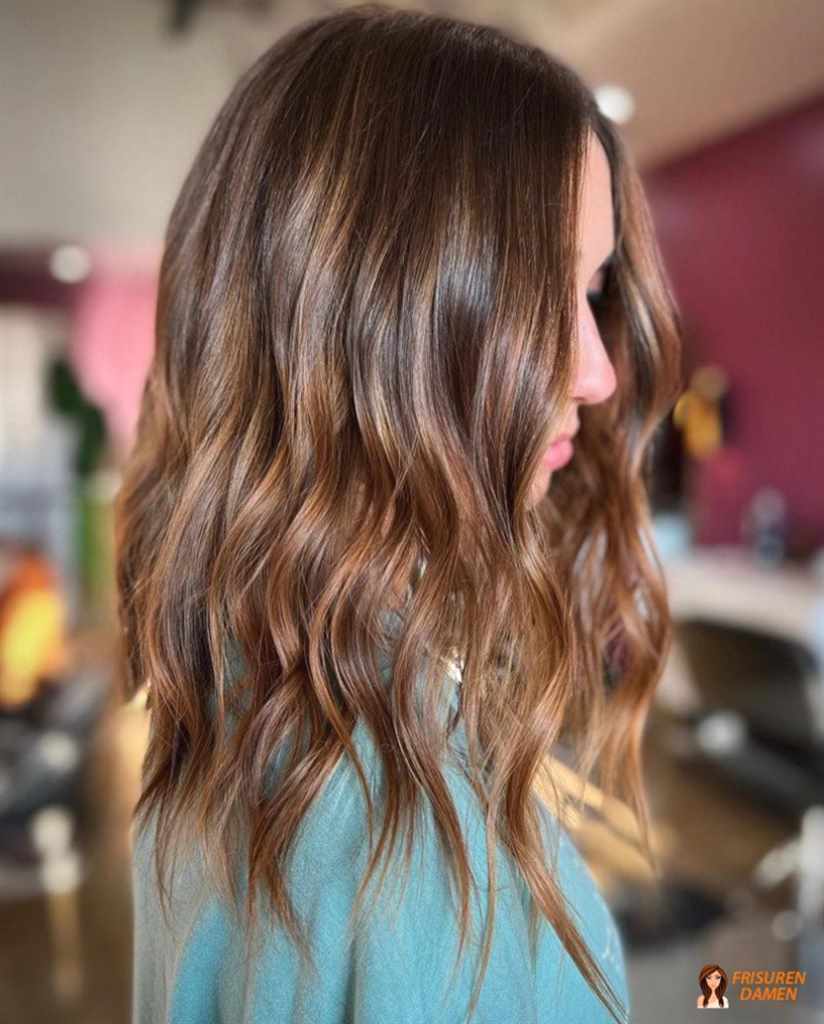 Balayage in Braun für Frauen mit weichem Verlauf, natürlicher Tiefe und elegantem Glanz