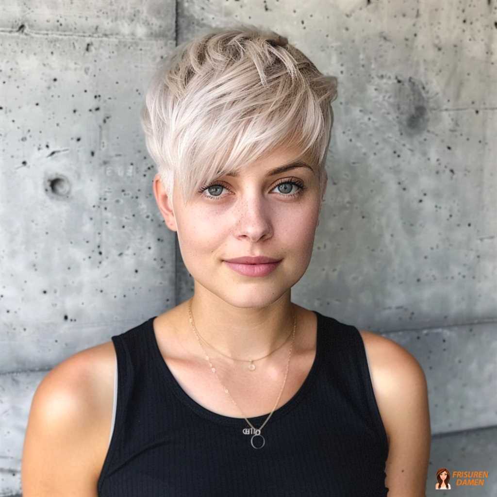 Eleganter Pixie Cut mit sanften Wellen, der edel wirkt und mit Brille sehr harmonisch aussieht