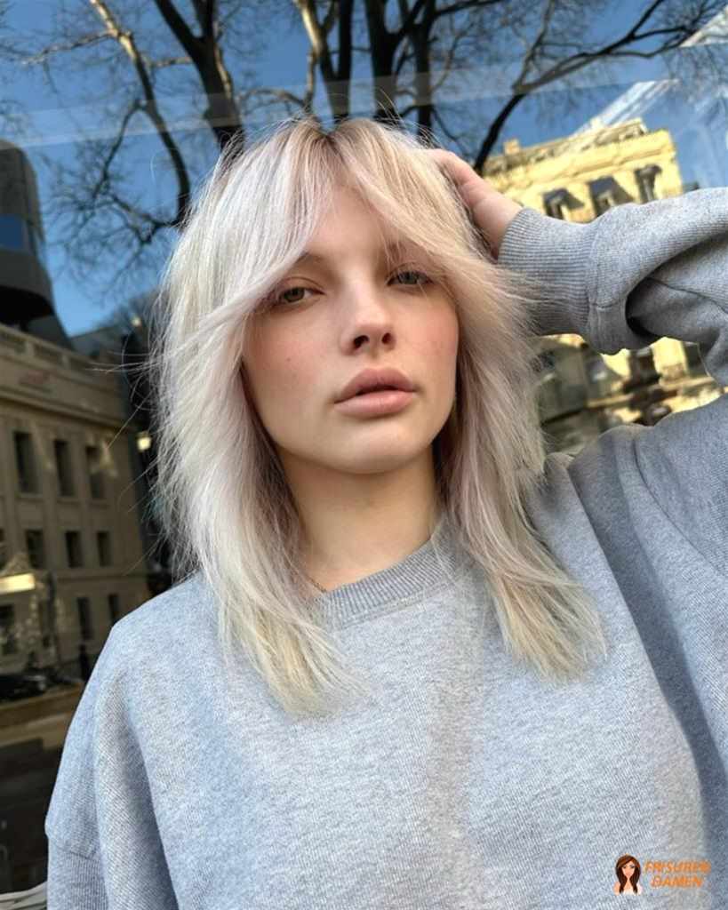 Dunkelblonde Curtain Bangs Frisur für Frauen mit weicher Tiefe und natürlichem Glanz