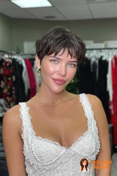 Dunkler Pixie Cut 2026 für Frauen mit seidigem Finish, feiner Textur und eleganter Wirkung