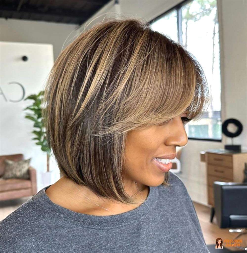 Curtain Bangs mit dynamischen Highlights für Frauen, die mehr Leuchtkraft und Dimension möchten