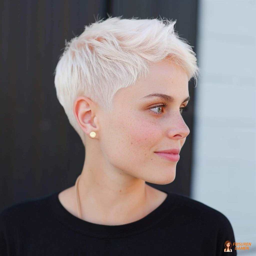 Dynamischer platinblonder Pixie Cut mit moderner Form