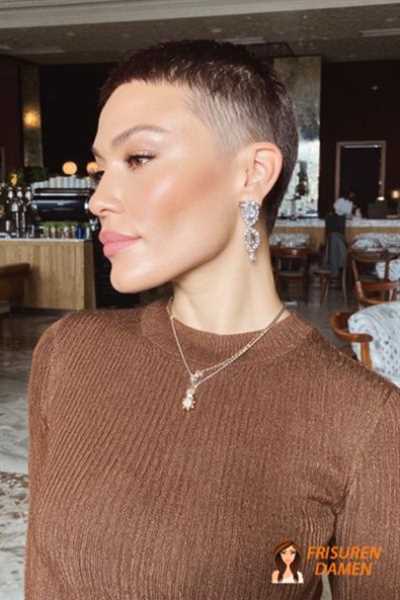 Edgy kurzer Pixie Cut 2026 für Frauen mit starkem Kontrast und mutiger Undercut-Anmutung