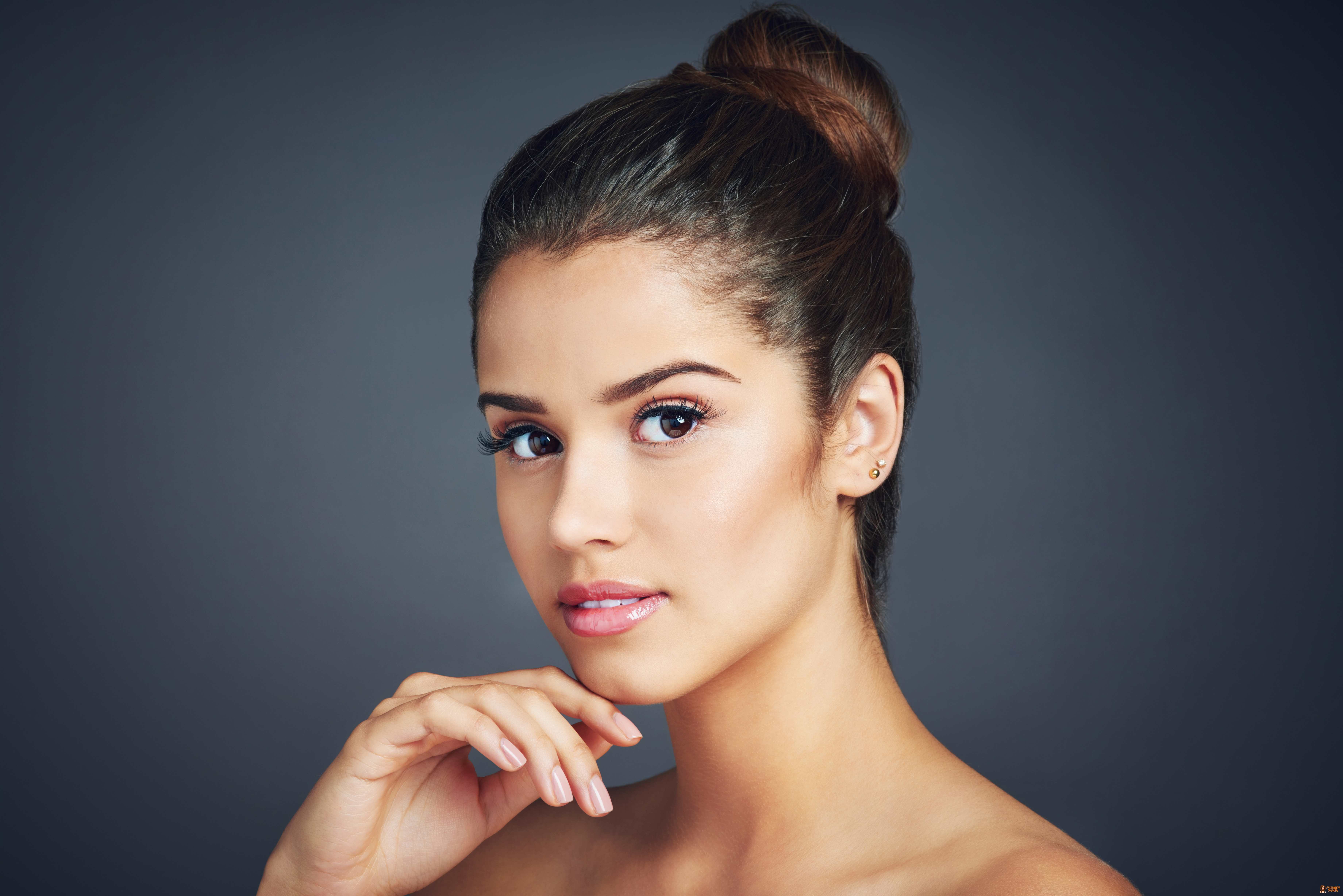 Einfacher geflochtener Dutt: elegante Partyfrisur mit Flecht-Detail und sicherem Halt