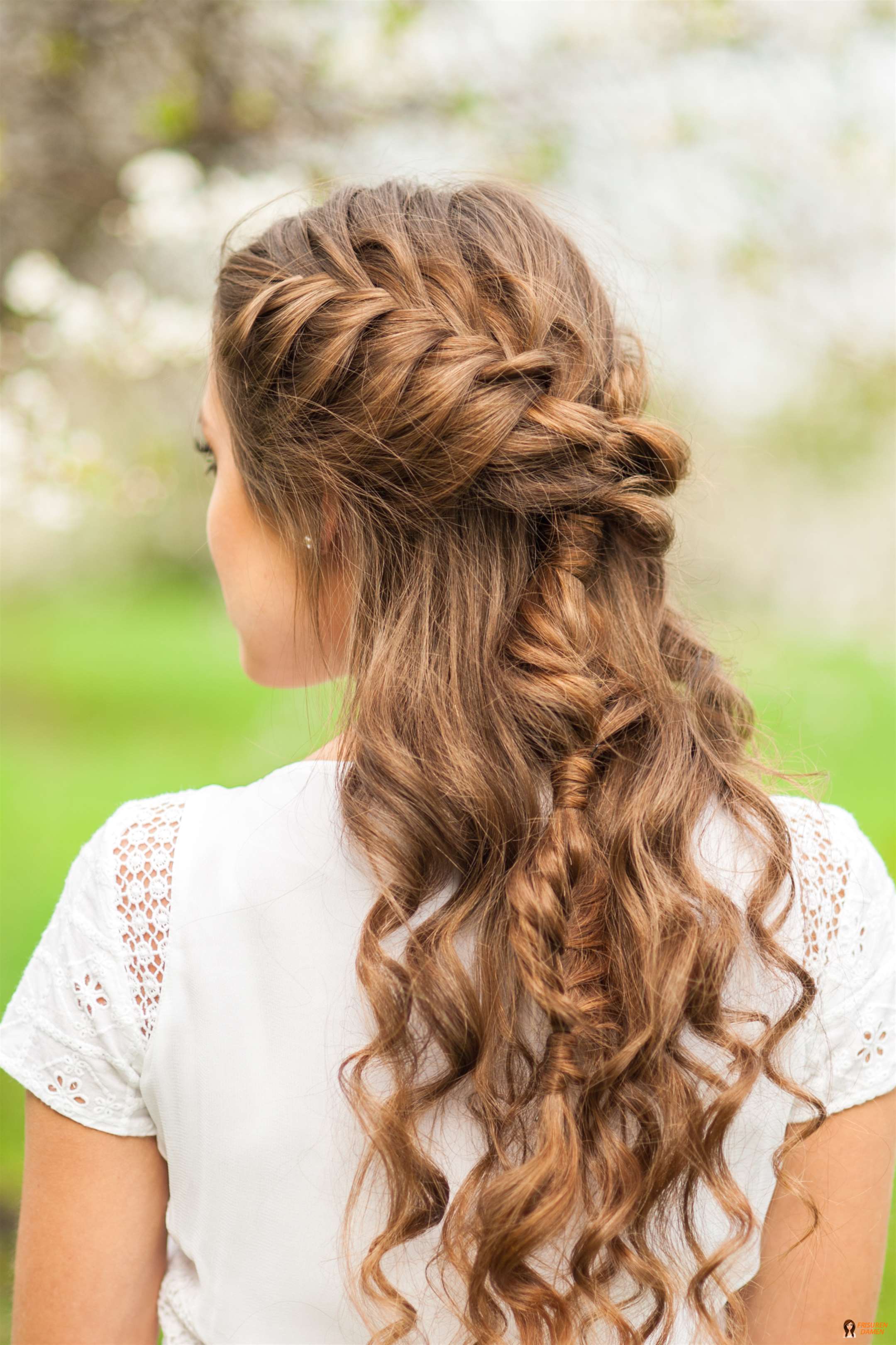 Eingesteckter Pferdeschwanz: raffinierte Partyfrisur, die schnell gemacht und sehr elegant ist