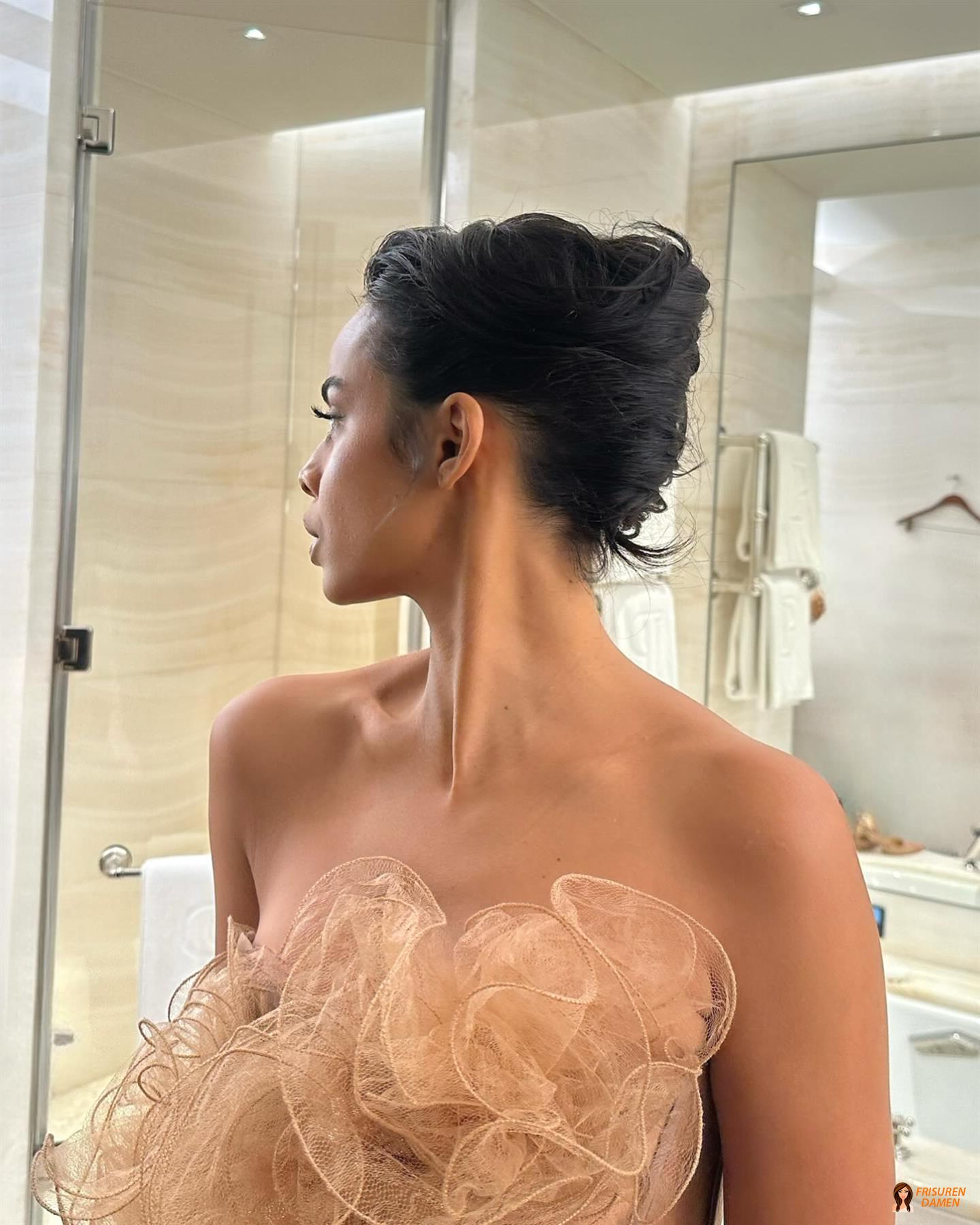 Elegante Drehung bei schulterlangem Haar