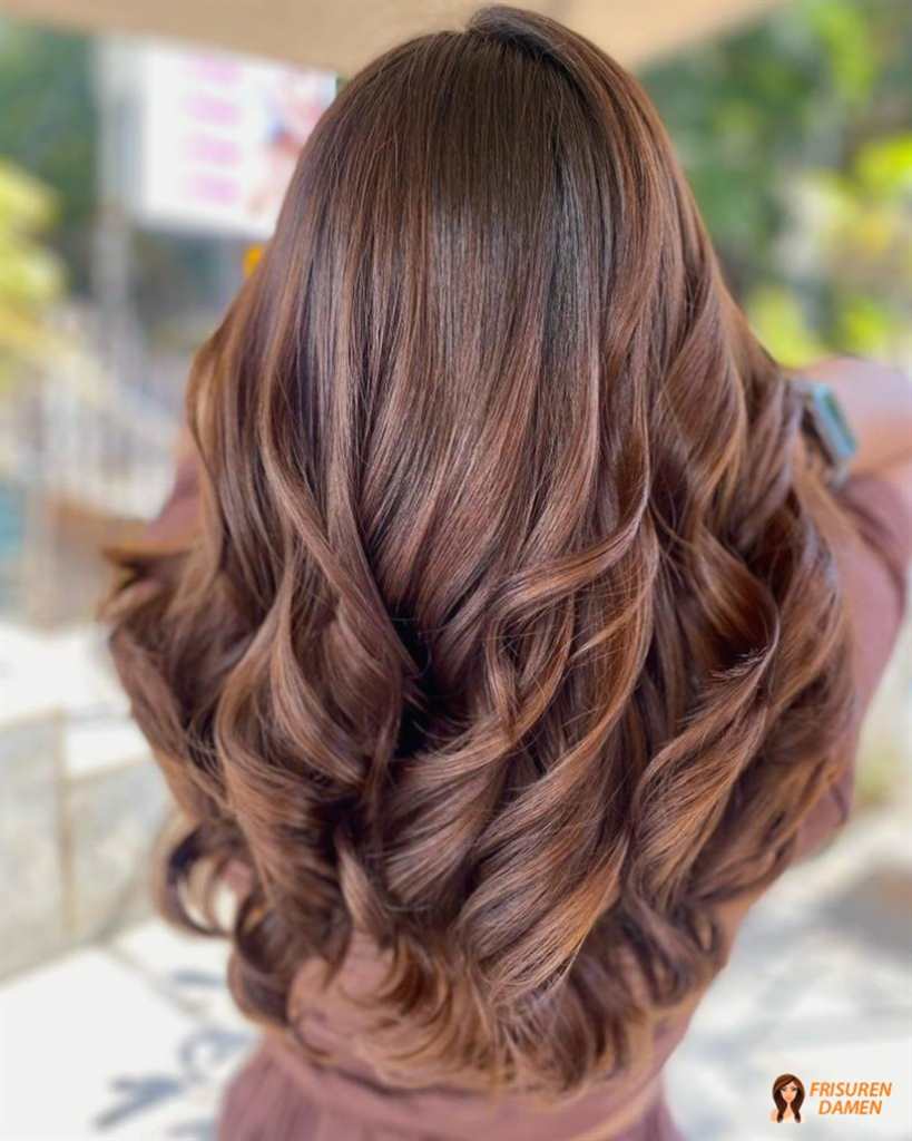 Elegante Wellen mit warmen Caramel-Highlights