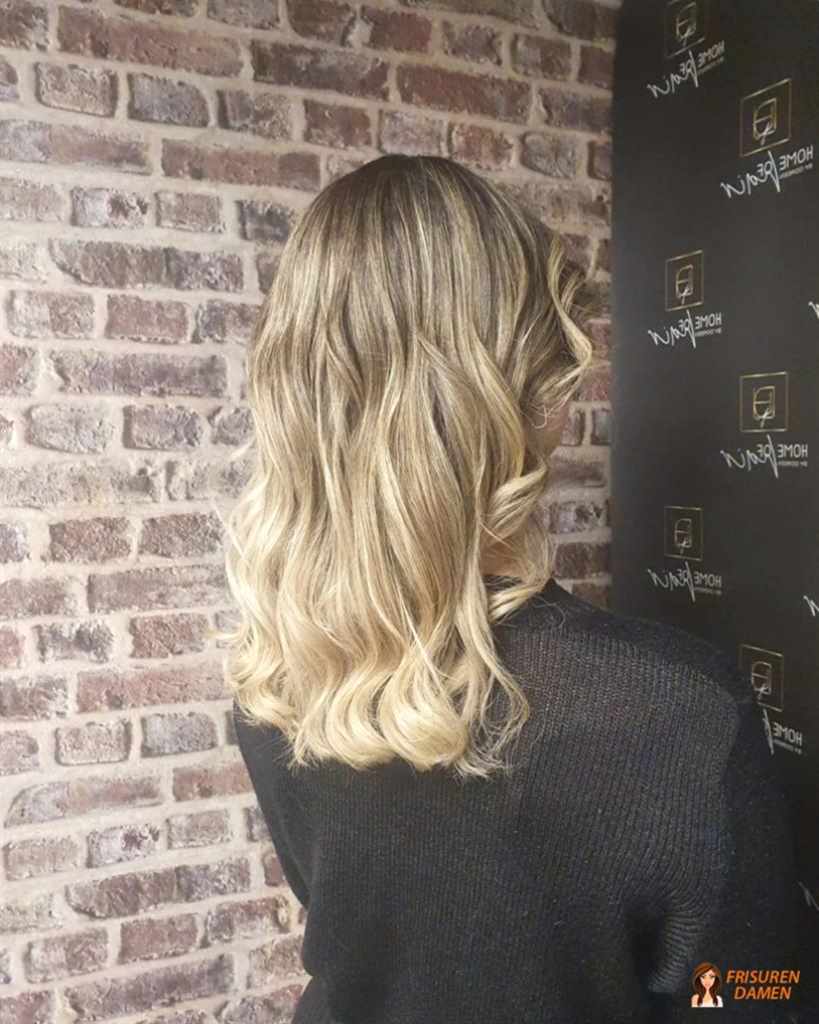 Elegante Wellen mit coolen Highlights für Frauen, kühle Blondsträhnen mit edler Dimension und Glanz
