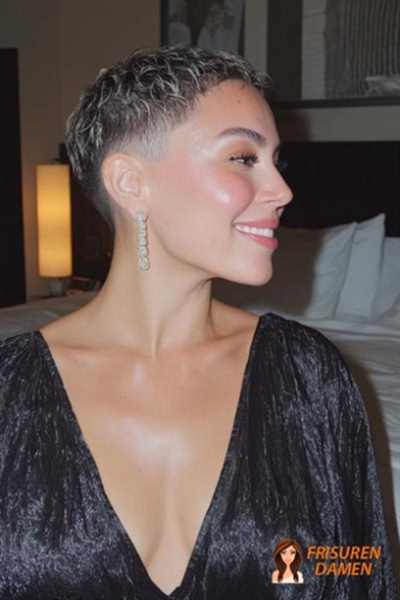 Elegante Kurzhaarfrisur 2026 für Frauen im Pixie-Stil mit Side-Sweep und frischem Ausdruck