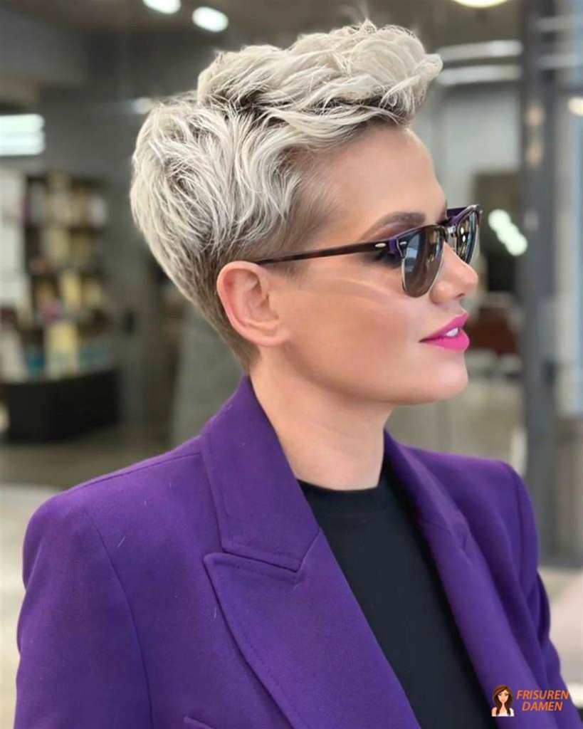 Pixie-Schnitt in verschiedenen Graunuancen