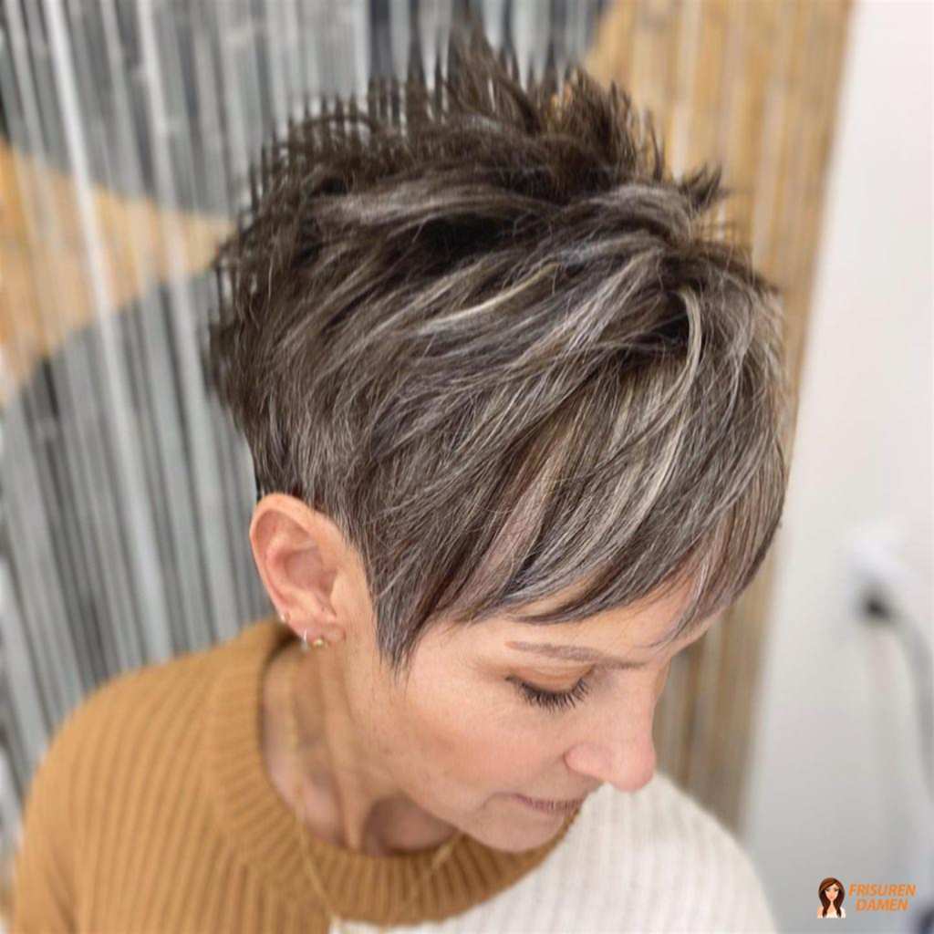 Eleganter Pixie-Schnitt mit dezenten Highlights für Frauen ab 50