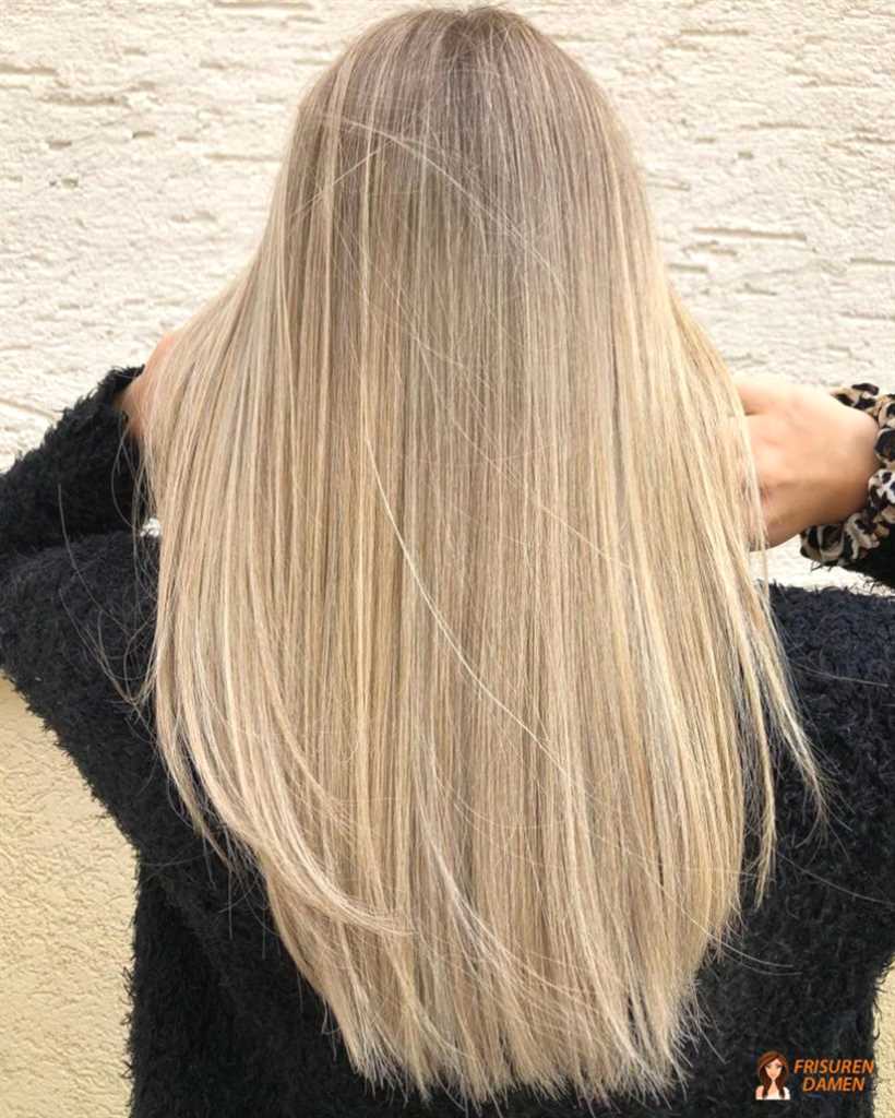 Elegantes Balayage mit kühlen Reflexen für Frauen, aschige Highlights mit weichem Verlauf und edler Tiefe