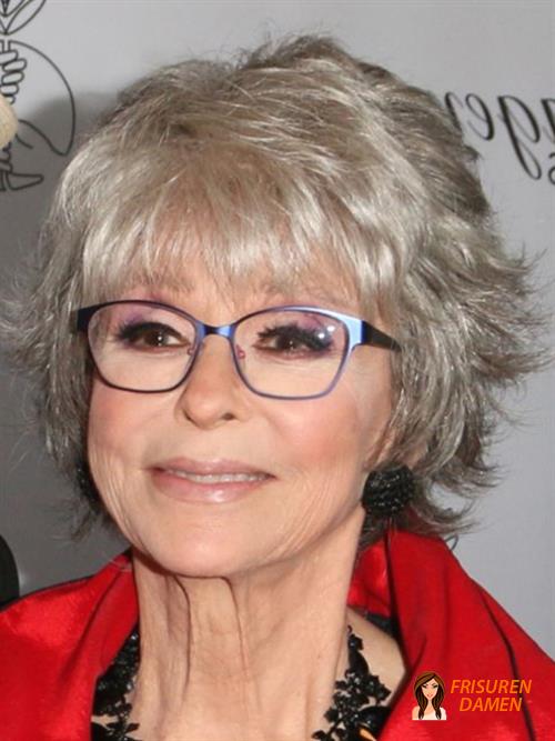 Elegantes Föhnen mit Seitenscheitel für Frauen über 50