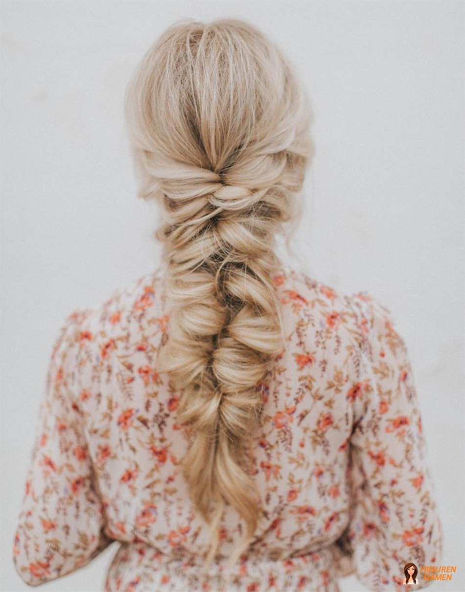 Fischschwanzzopf mit lockeren Strähnen als Brautjungfernfrisur