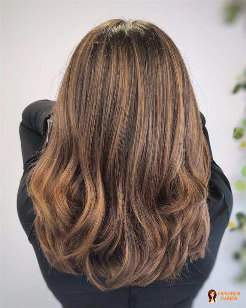 Fließender Caramel-Farbverlauf in braunem Haar