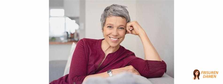 Frecher grauer Pixie-Cut mit moderner Ausstrahlung