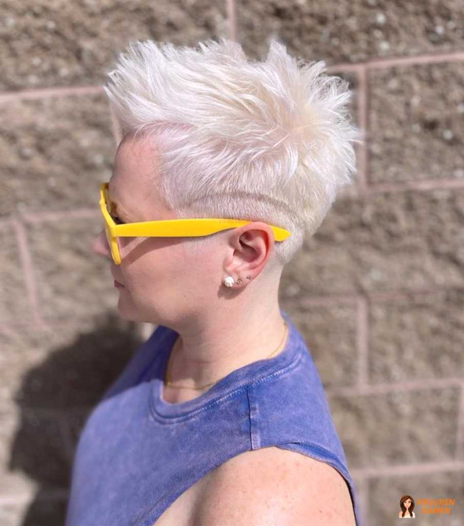 Moderne Kurzfrisur für Frauen ab 50 mit selbstbewusstem Ausdruck