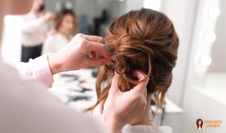 Gedrehte tiefsitzende Hochsteckfrisur für Brautjungfern