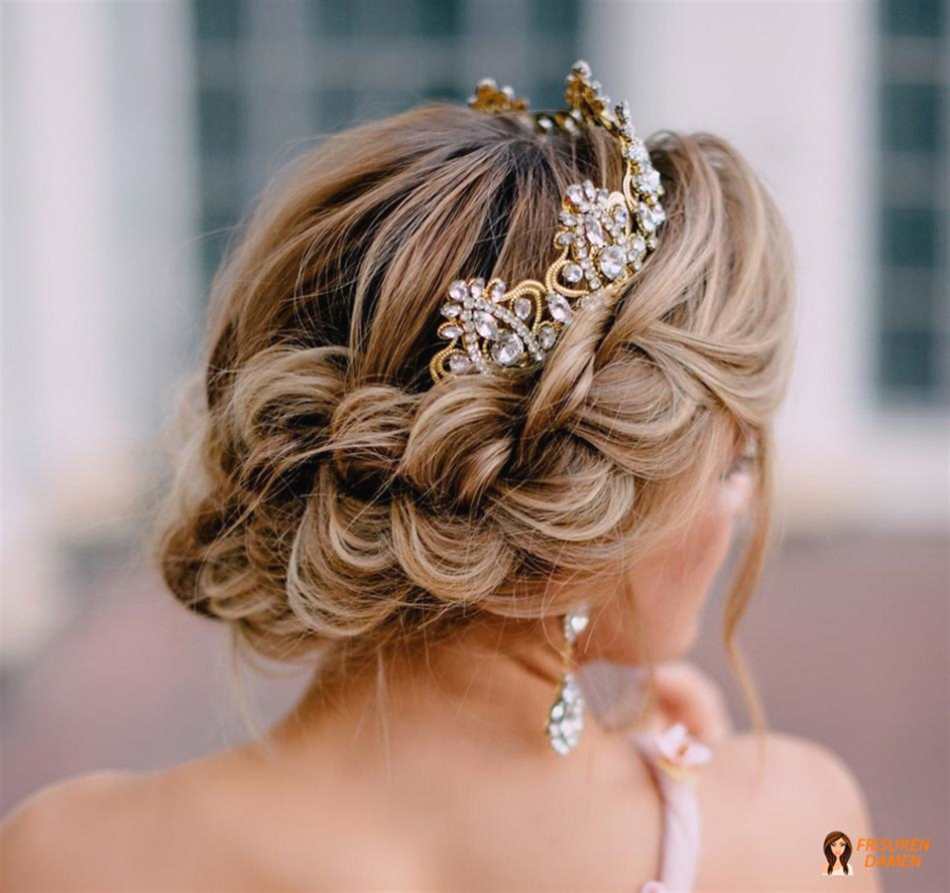 Geflochtene Hochsteckfrisur mit Krone für Brautjungfern
