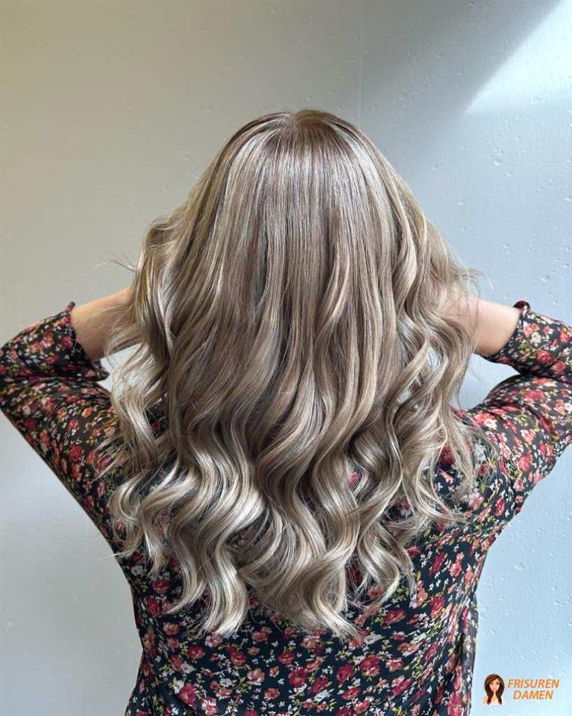 Geflochtene Schönheit mit coolen Highlights für Frauen, kühle blonde Strähnen im Flechtlook mit klarem Kontrast