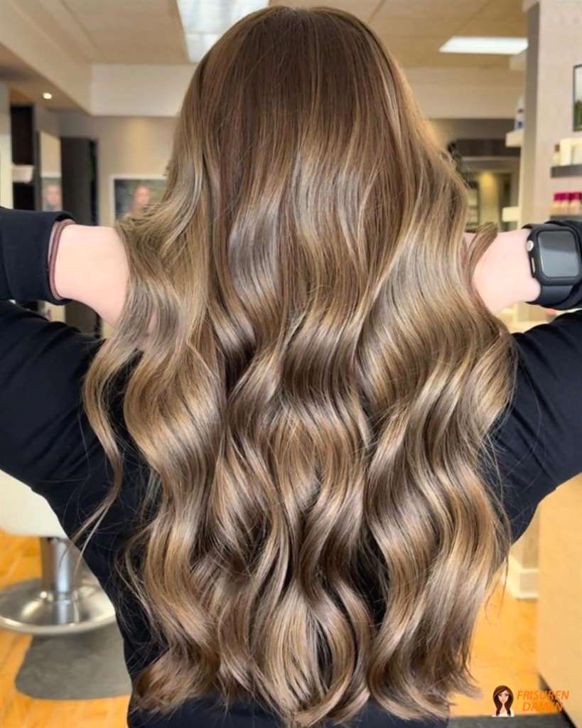 Geschmeidige Wellen in Dunkelblond