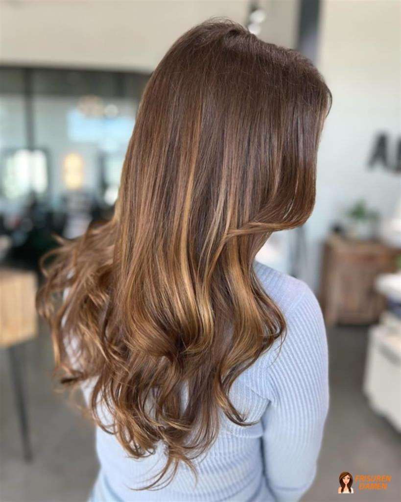 Glänzende Caramel-Reflexe in braunem Haar