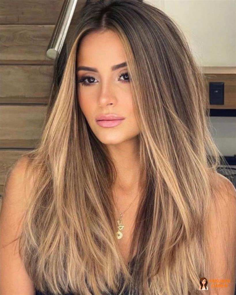 Glänzende Längen mit Volumen bei dunkelblonden Haaren