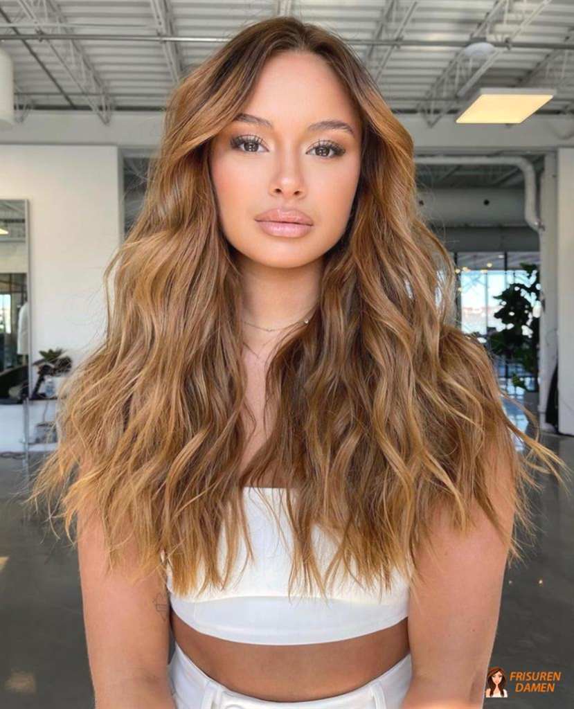 Glamouröse Locken mit Volumen in Dunkelblond