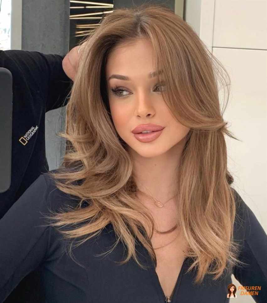 Glamouröse Wellen mit Curtain Bangs für Frauen, eleganter Look mit modernem Schwung