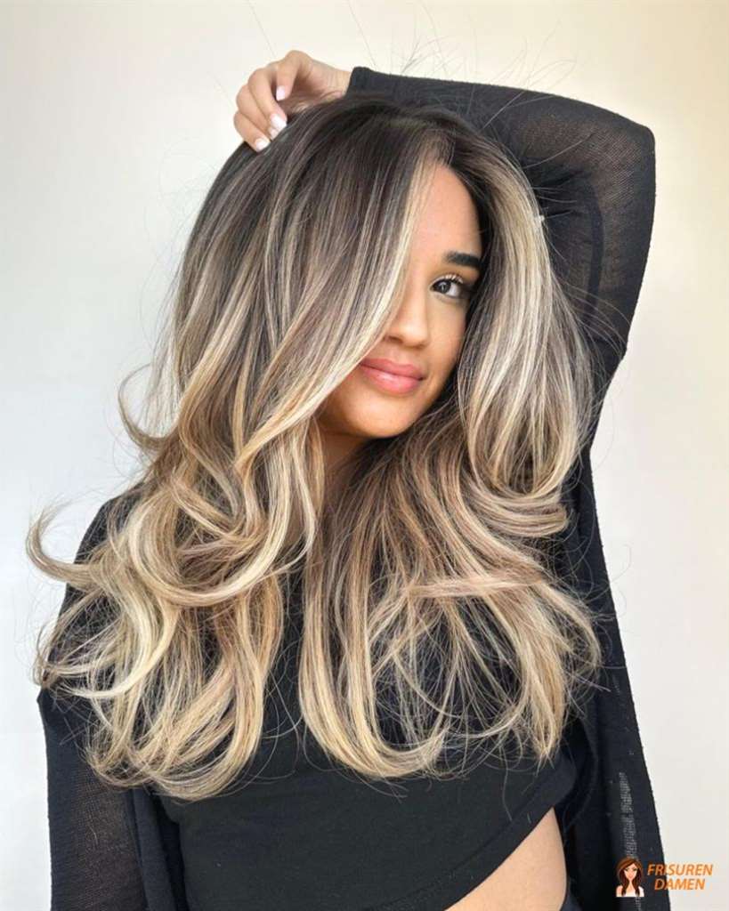 Glamouröse Wellen mit blonden Highlights
