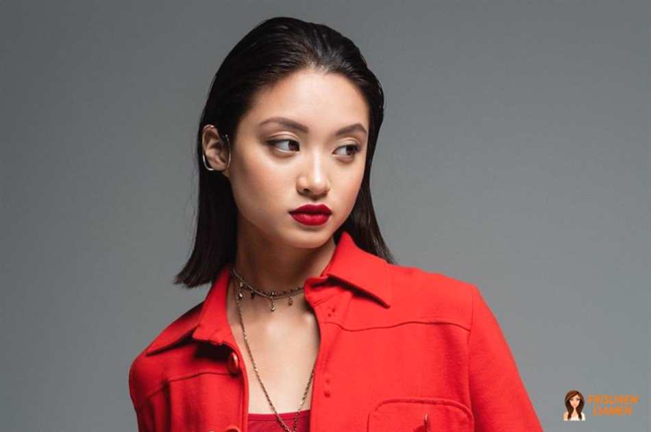 Glatt gestylte Bürofrisur für Damen