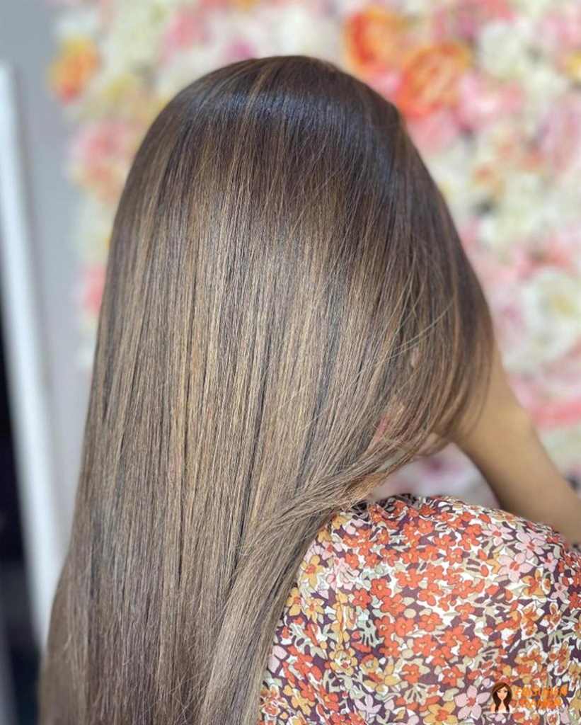 Glattes dunkelblondes Haar mit Charakter