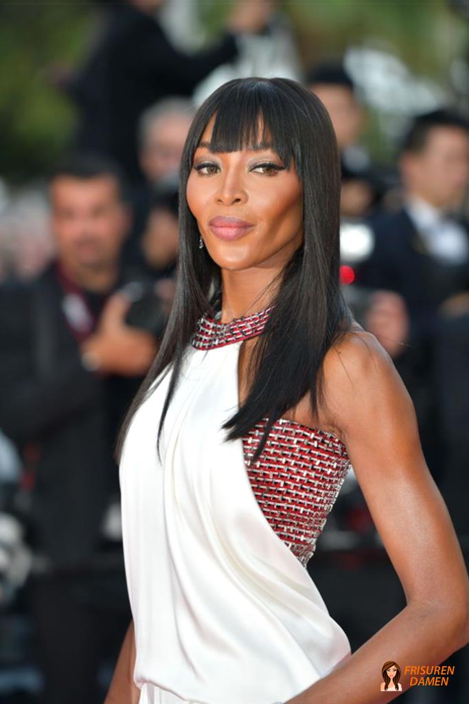 Glattes Haar mit fransigem, geradem Pony