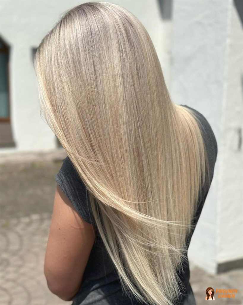 Glattes Haar mit subtilen kühlen blonden Akzenten für Frauen, feine Highlights mit klarer Linie und modernem Finish