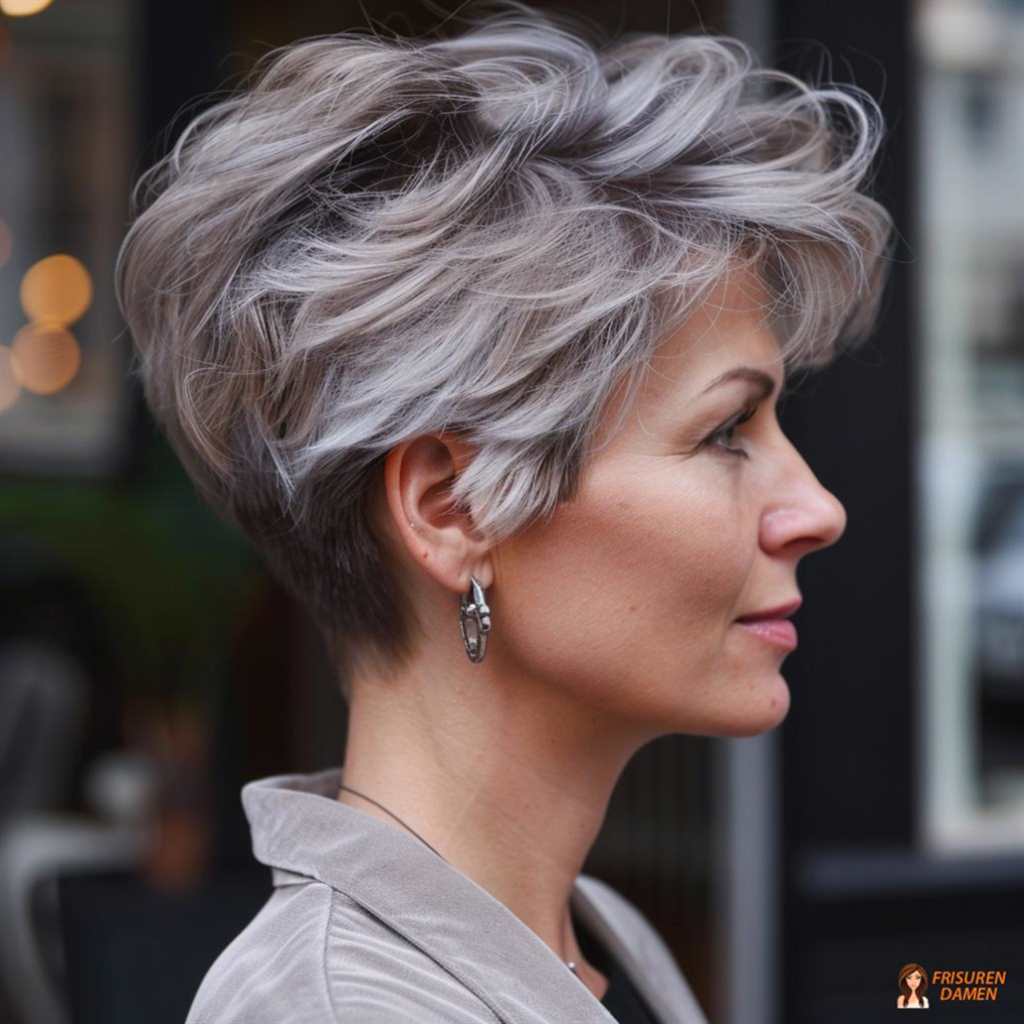 Eleganter Grauton-Look für Frauen ab 60 ohne Brille mit sauberer Kontur